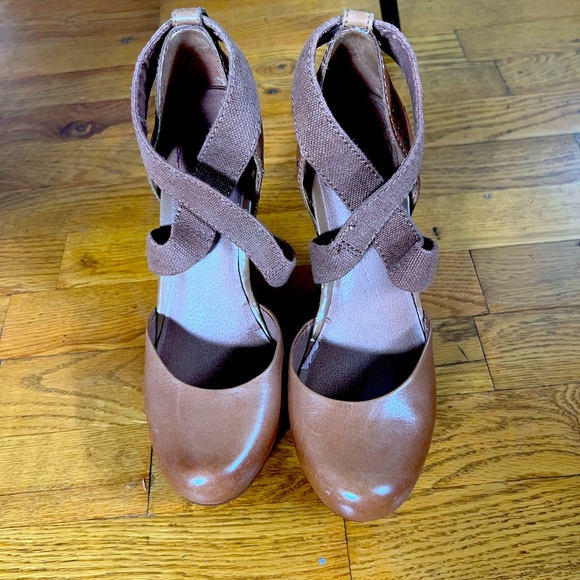 Lucky Jeans Leather Platform Heels w Elastic Strap Studded detail - Picture 2 of 4